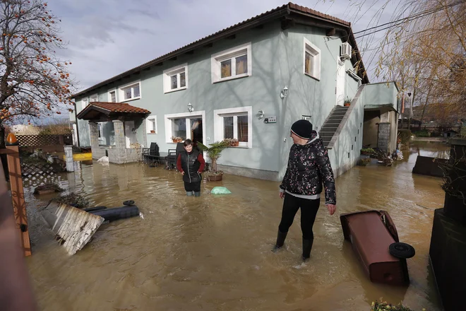 Hiša med letališčem in mejnim prehodom Sečovlje. FOTO: Leon Vidic/Delo