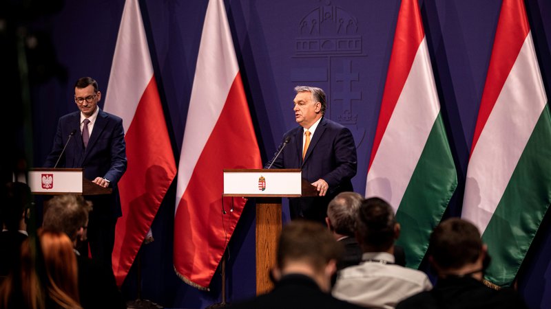 Fotografija: Predsednika madžarske in poljske vlade, Viktor Orbán in Mateusz Morawiecki, sta v zadnjih tednih opravila več posvetovanj.  FOTO: Zoltan Fischer/Reuters
