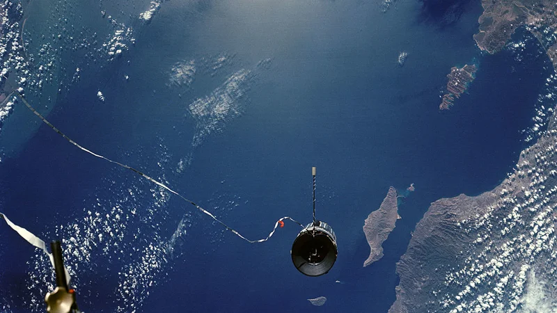 Fotografija: Na odpravi sta astronavta s povezovanjem in nato sukanjem dveh plovil poskusila ustvariti umetno težnost. FOTO: Nasa