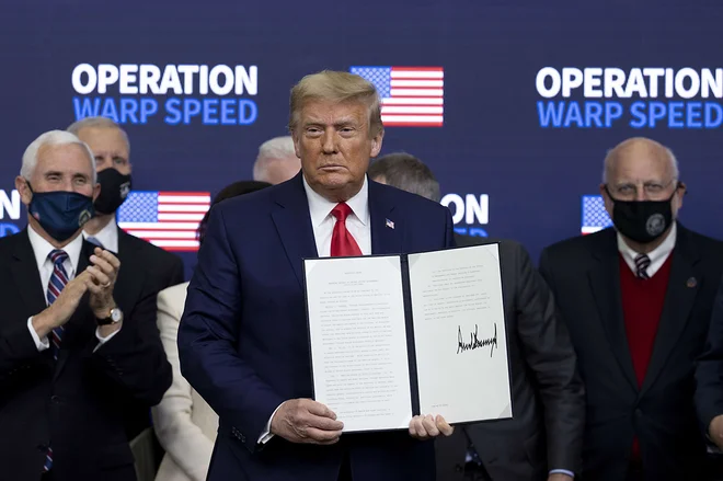 Republikanski predsednik Donald Trump je pri cepivih zahteval prednost za Američane. Foto Tasos Katopodis/AFP