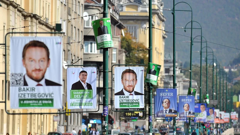 Fotografija: Stranka demokratske akcije (SDA) Bakirja Izetbegovića, ki se spoprijema z vse večjimi notranjimi trenji zaradi slabih rezultatov na lokalnih volitvah v Sarajevu, se je znašla na prelomnici. Foto Elvis Barukčić/AFP