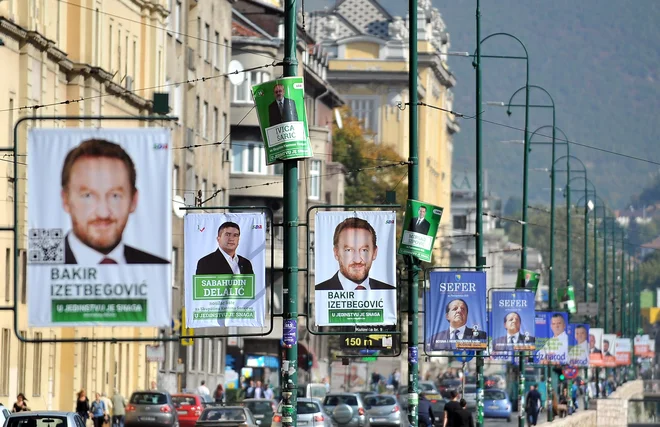 Stranka demokratske akcije (SDA) Bakirja Izetbegovića, ki se spoprijema z vse večjimi notranjimi trenji zaradi slabih rezultatov na lokalnih volitvah v Sarajevu, se je znašla na prelomnici. Foto Elvis Barukčić/AFP