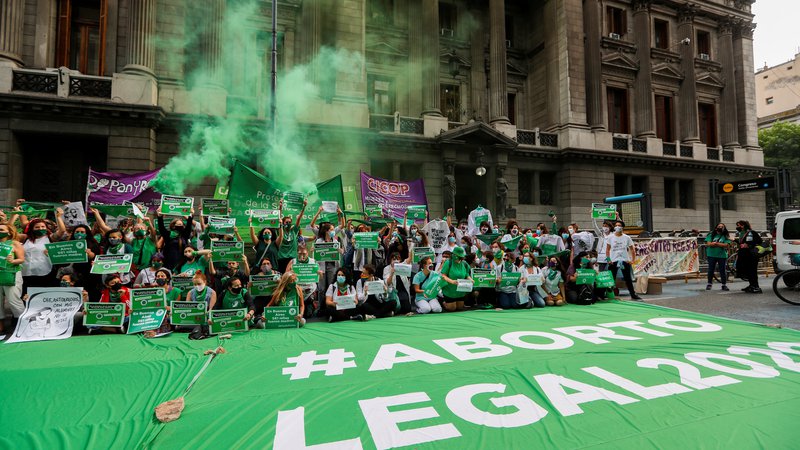 Fotografija: Podporniki pravice do izbire za splav v Buenos Airesu decembra letos. FOTO: Agustin Marcarian/Reuters