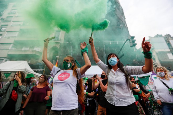 Zelena barva zaznamuje Nacionalno kampanjo za zakonit, varen in brezplačen splav. FOTO: Agustin Marcarian/Reuters