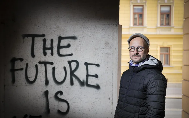 Društvo gledaliških kritikov in teatrologov mu je lani podelilo priznanje Vladimirja Kralja za dosežke na področju gledališke kritike in teatrologije za obdobje 2018–2019. FOTO: Jože Suhadolnik/Delo