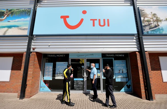 TUI je imel že pred izbruhom pandemije precej težav na hitro razvijajočem se trgu potovanj. Tako je že zmanjšal obseg globalne delovne sile za 30 odstotkov, z 71.000 na 48.000. FOTO: Carl Recine/Reuters