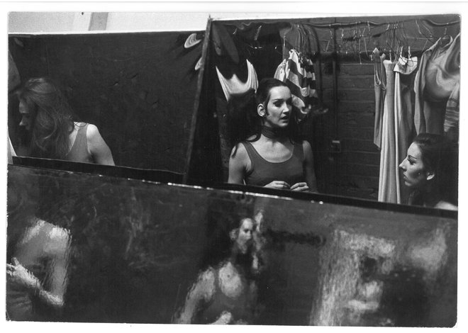 Ksenija Hribar v garderobi plesnega centra The Place, London, pri pripravah na predstavo Ravni: Impresija na temo junaškega mita v dveh delih FOTO: avtor neznan