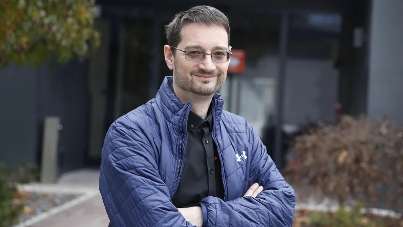 Fotografija: Zavest, da si je treba med seboj pomagati, je ena najlepših izkušenj iz krize, pravi Jure Knez. FOTO: Leon Vidic/Delo