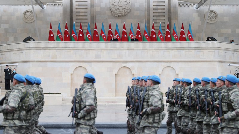 Fotografija: Azerbajdžanski predsednik Ilham Alijev in njegov turški kolega Recep Tayyip Erdoğan na vojaški paradi v čast nedavni zmagi nad Armenijo v Gorskem Karabahu. FOTO: urad azerbajdžanskega predsednika/Reuters