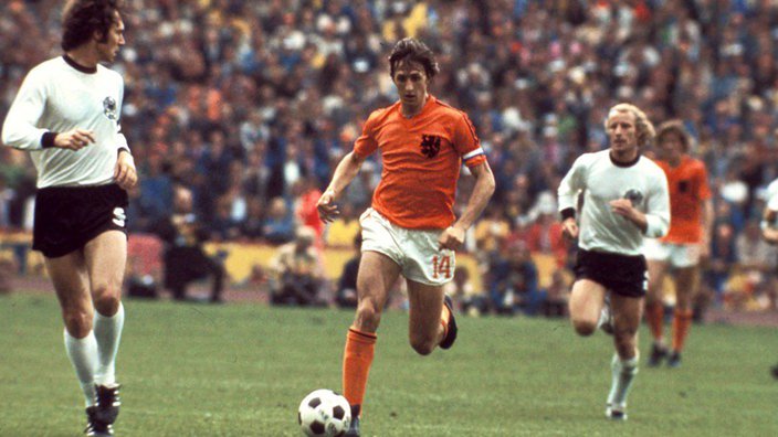 Fotografija: Johana Cruyffa nista znala ustaviti niti nemški legendi Franz Beckenbauer in Berti Vogts. FOTO: corvercoaching