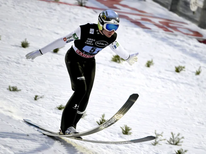 Anže Lanišek je za uvod poletel 215 metrov daleč. FOTO: Markku Ulander/Reuters