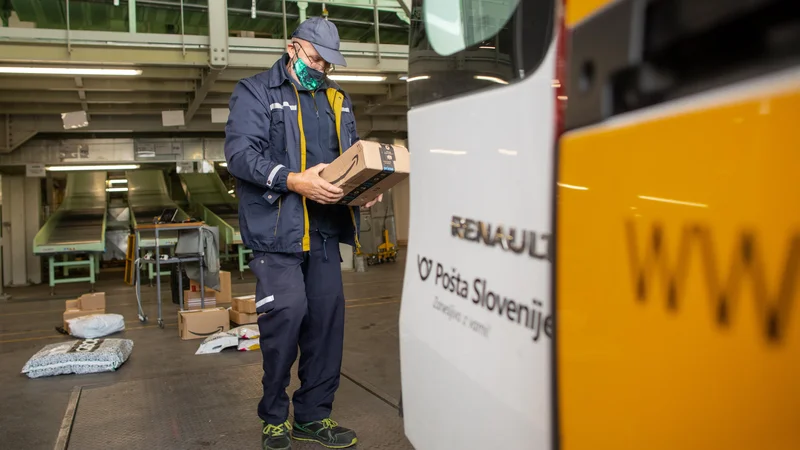 Fotografija: Pošta Slovenije podaljšuje dostavo paketnih pošiljk. FOTO: Voranc Vogel/Delo