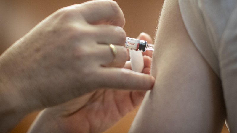 Fotografija: Bo cepivo varno in učinkovito? Strokovnjaki v to ne dvomijo. FOTO: Voranc Vogel/Delo