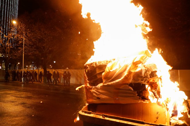 Protestniki so kurlili kresove. FOTO: Florion Goga/Reuters