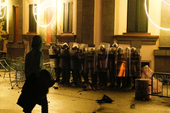 Polcisti so se znašli pod točo kamenja. FOTO: Florion Goga/Reuters