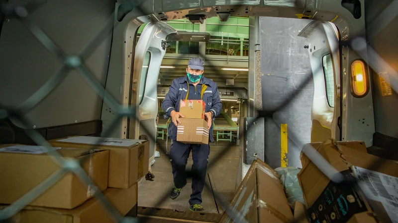 Fotografija: Dostavljavci paketnih pošiljk hitijo, prejemnike jezijo podaljšani dostavni časi. FOTO: Voranc Vogel/Delo