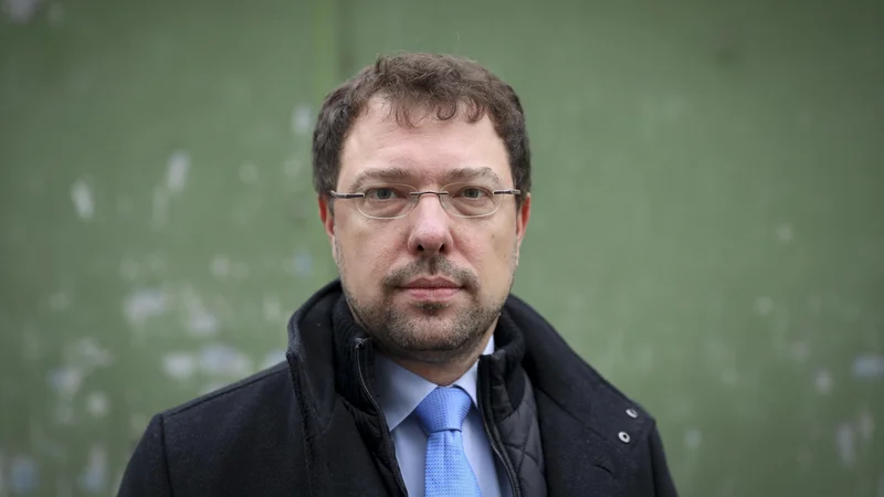Fotografija: V zgodbi o slovenskem družbenem konsenzu za dvig produktivnosti se ne bi smeli loviti v ideologijo, levo ali desno: »Matematika je tu sorazmerno preprosta. Vsi, ne glede na barvo, bomo soočeni z enakimi posledicami, če ne bomo šli v ambiciozno preobrazbo – na škodo ljudi, zlasti najšibkejših, pa tudi slabše razvitih regij.«FOTO: Jože Suhadolnik/Delo