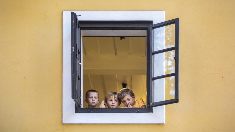 Fotografija: Odprite okna v vseh prostorih na stežaj deset minut vsako uro dneva in dvajset minut prvič zjutraj! FOTO: Voranc Vogel/Delo