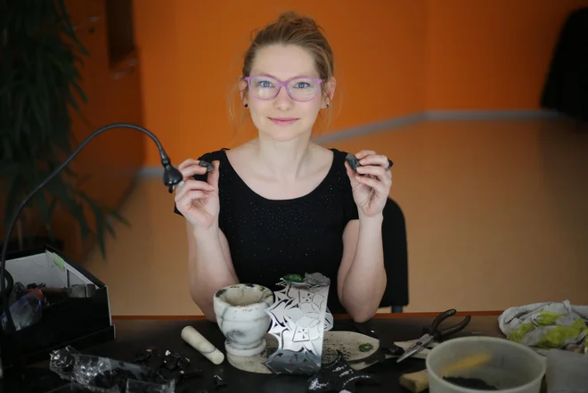 Marjeta Hribar, oblikovalka nakita iz premoga, je Prometejevo srce razdelila na dvoje: polovica pirapda možem, očetom in sinovom, polovica ženam, materam in hčeram. Foto: Jože Suhadolnik/Delo