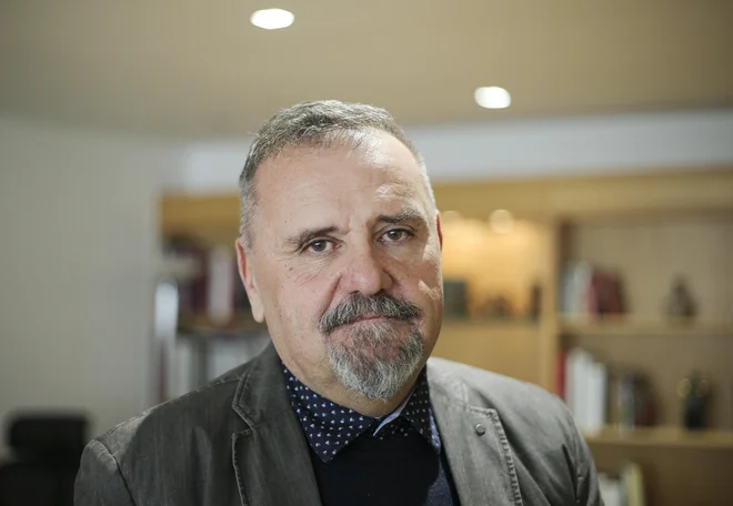 Zoran Poznič, nekdanji minister za kulturo, sicer akademski kipar, zagotavlja, da bo Prometej Trbovlje varoval večno. Foto: Jože Suhadolnik/Delo