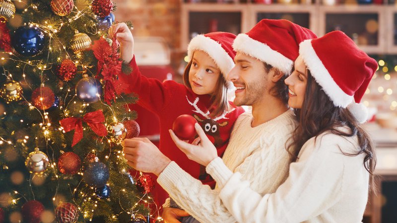 Fotografija: Kot vse kaže, bomo praznike pri nas preživeli v najožjem družinskem krogu. FOTO: Shutterstock