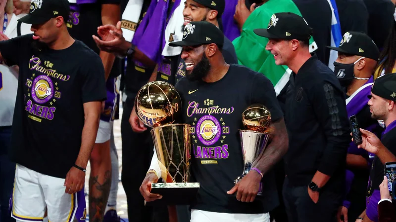 Fotografija: Po odlični sezoni, v kateri je osvojil, kar se je osvojiti dalo, je LeBrona Jamesa ameriška revija Time izbrala še za športnika leta. FOTO: Kim Klement/USA Today Sports