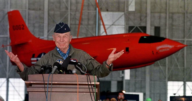Yeager novinarjem odgovarja na vprašanja pred letalom bell X-1, s katerim je prvič prebil zvočni zid. FOTO: Reuters