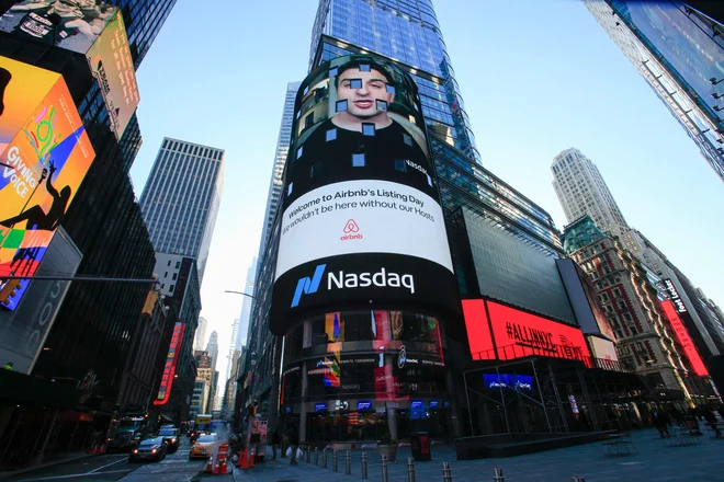 Tako je borza Nasdaq oglaševala prvi borzni dan Airbnb. FOTO: Kena Betancur/AFP
