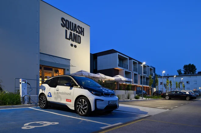 E-mobilnost in celovita ER: Squashland: sončna elektrarna, e-polnilnice, dizajnerska učinkovita LED razsvetljava notranja in zunanja, toplotna črpalka voda-voda FOTO: Miran Kambič