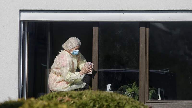 V domovih za starejše bi morali pripraviti načrt prezračevanja vseh prostorov. FOTO: Blaž Samec/Delo