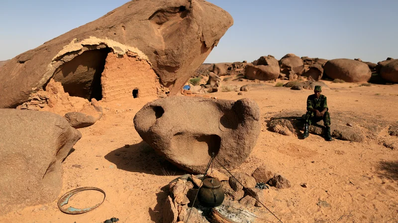 Fotografija: Pripadnik Fronte Polisario v Zahodni Sahari. FOTO: Zohra Bensemra/Reuters