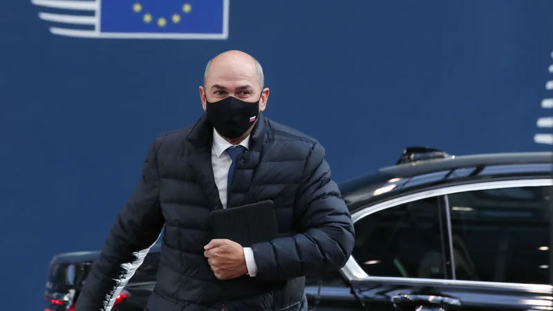 Premier Janez Janša ob prihodu na vrh EU, ki je trajal celo noč do dopoldanskih ur. FOTO: Yves Herman/AFP
