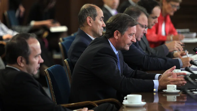 Fotografija: Karl Erjavec, ki si ne želi več sodelovati v vladah Janeza Janše, je še vedno optimističen, da lahko svoje poslance prepriča o odhodu iz njegove koalicije. FOTO: Blaž Samec