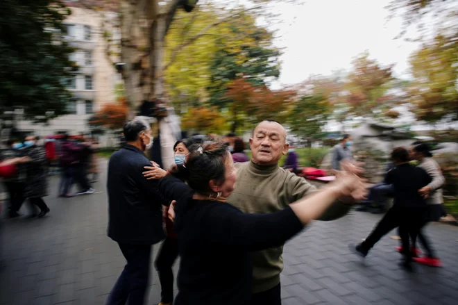 Wuhan je eno od tistih kitajskih velikih mest, v katerih sodobnost ni povsem ­pregnala tradicije in starih navad.  FOTO: Aly Song/Reuters