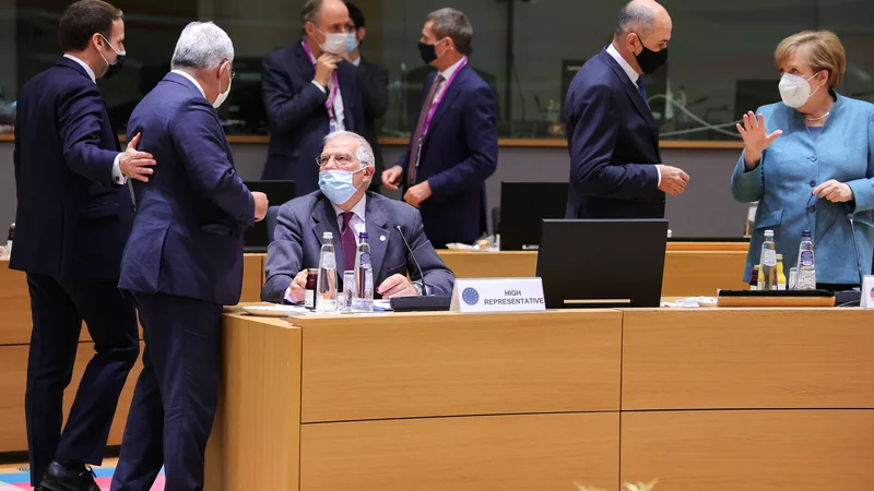 Fotografija: Premier Janez Janša govori z nemško kanclerko Angelo Merkel na zasedanju v Bruslju.
FOTO: Olivier Matthys/Reuters