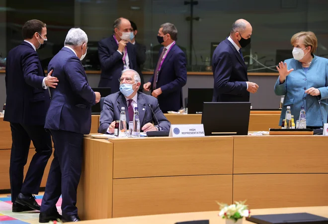 Premier Janez Janša govori z nemško kanclerko Angelo Merkel na zasedanju v Bruslju.<br />
<br />
FOTO: Olivier Matthys/Reuters