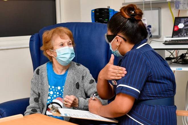 Junakinja zgodovinskega dneva V, prvega koraka v množično cepljenje proti covidu-19 v Združenem kraljestvu, je postala skorajšnja 91-letnica Margaret Keenan.&nbsp;FOTO: Jacob King/Reuters