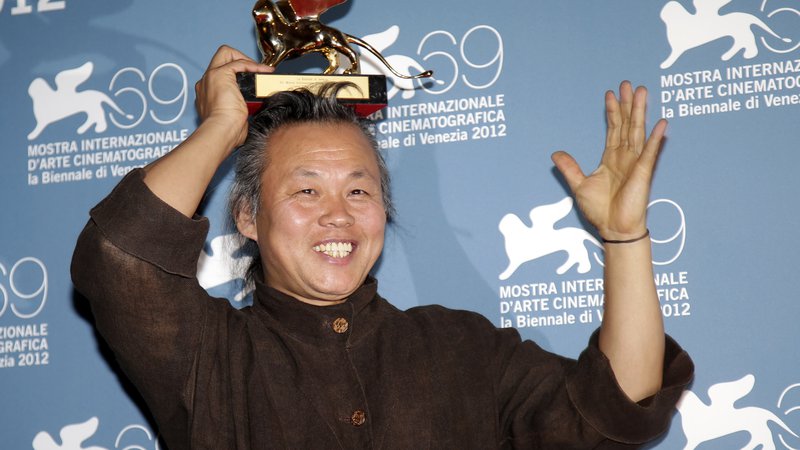 Fotografija: Kim Ki-duk z nagrado za najboljši film na 69. Beneškem filmskem festivalu. FOTO: Tony Gentile/Reuters