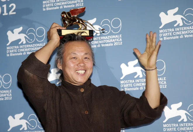 Kim Ki-duk z nagrado za najboljši film na 69. Beneškem filmskem festivalu. FOTO: Tony Gentile/Reuters