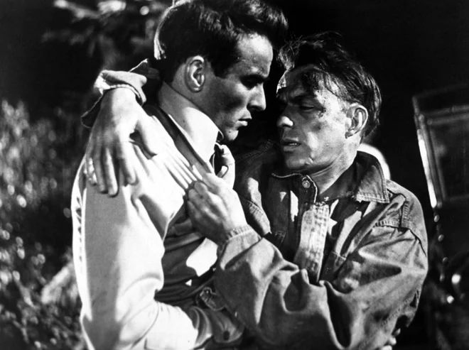 Frank Sinatra in Montgomery Clift v filmu Freda Zinnemana iz leta 1953 <em>Od tod do večnosti</em>. Sinatra je za vlogo v vojni drami osvojil oskarja za stransko moško vlogo, film pa je prejel kar osem kipcev. FOTO: Reuters