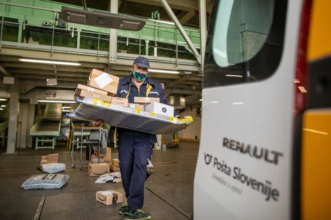 Promet s paketnimi pošiljkami se je med zaprtjem mnogih dejavnosti zaradi covida-19 in pred božičem še povečal. FOTO: Voranc Vogel