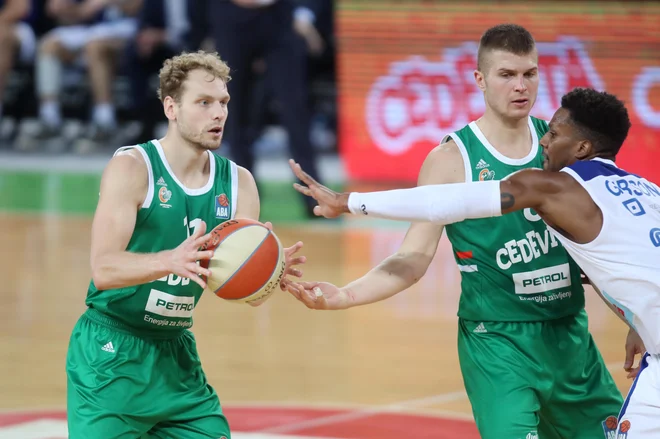 V prejšnji sezoni so Jaka Blažič (levo), Edo Murić in soigralci dvakrat ugnali Cibono, doma z 79:70, v Zagrebu s 84:82. FOTO: ABA