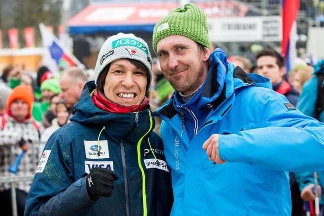 Urban Franc (levo, ob njem japonski veteran Noriaki Kasai) je v Planici še vedno dejaven kot prostovoljec. FOTO: Vid Ponikvar/Sportida