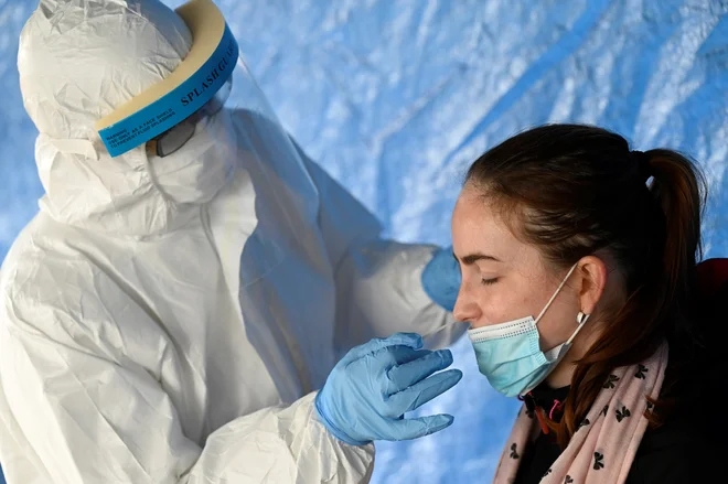 Testiranje na Slovaškem. FOTO: Radovan Stoklasa/Reuters