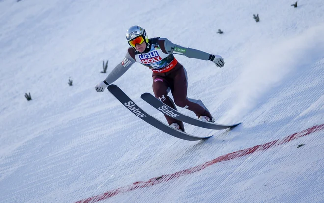 Domen Prevc med posamično tekmo svetovnega prvenstva v Planici. FOTO: Matej Družnik/Delo
