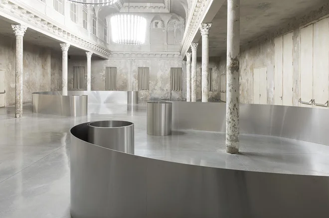Umetniška inštalacija v aluminiju <em>Frame Series, Work No. 2</em> je bila del samostojne razstave Mete Drčar v Reaktorju na Dunaju leta 2019. FOTO: Julia Gaisbacher