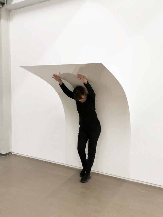<em>Frame Series, Work No. 3</em>; živi performans (aluminij in plesalka: Lucie Bailly) je bil predstavljen v Bruslju na umetniškem sejmu A Performance Affair leta 2019. FOTO: Meta Drčar
