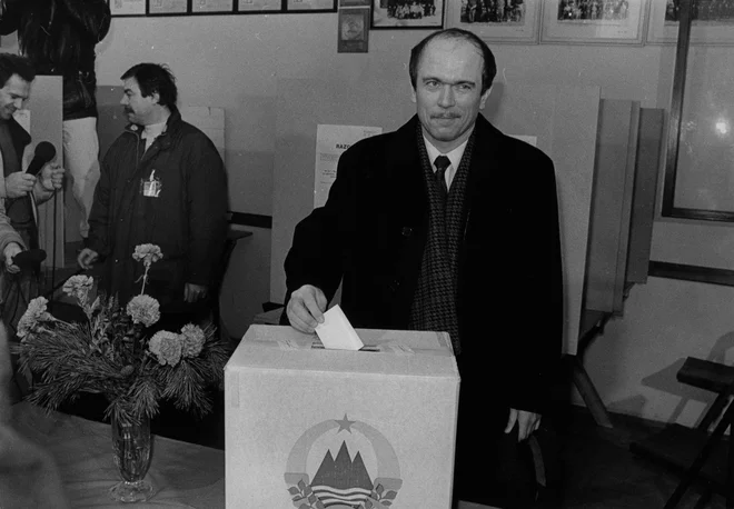 Najpopularnejši slovenski politik v času plebiscita je bil Janez Drnovšek. Foto Joco Žnidaršič