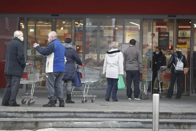 Vlada je še za sedem dni podaljšala prepoved ponujanja in prodaje blaga in storitev neposredno potrošnikom, razen nekaterih izjem. FOTO:&nbsp;Leon Vidic/Delo