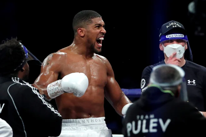 Anthony Joshua se je veselil nove zmage. FOTO: Andrew Couldridge/Reuters